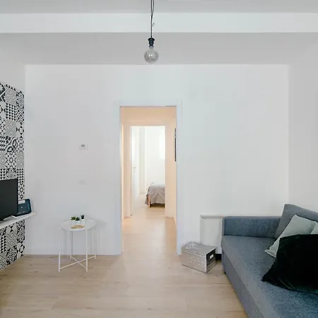 White Soul - By Myhomeincomo Apartment